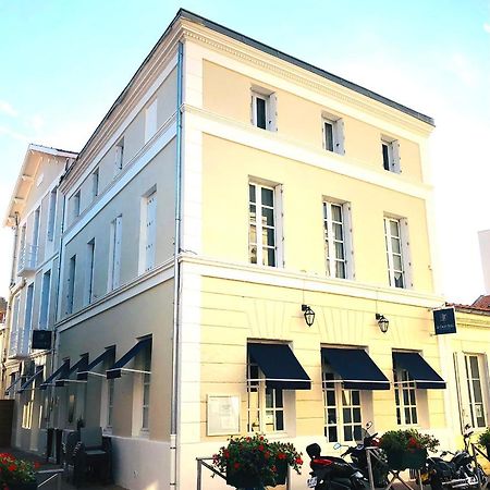 Hotel 2 Etoiles Et Restaurant Le Galet Bleu Fouras Bagian luar foto