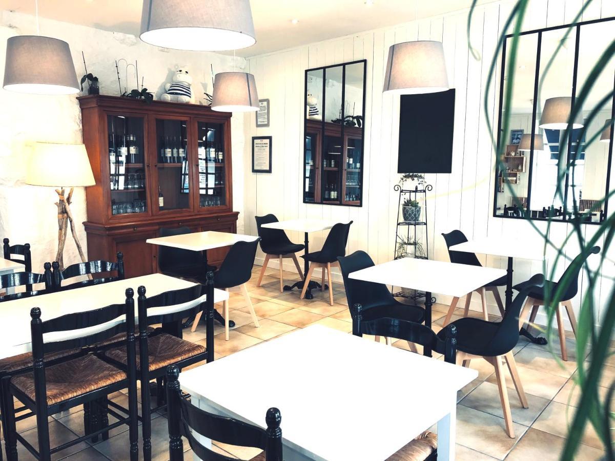 Hotel 2 Etoiles Et Restaurant Le Galet Bleu Fouras Bagian luar foto